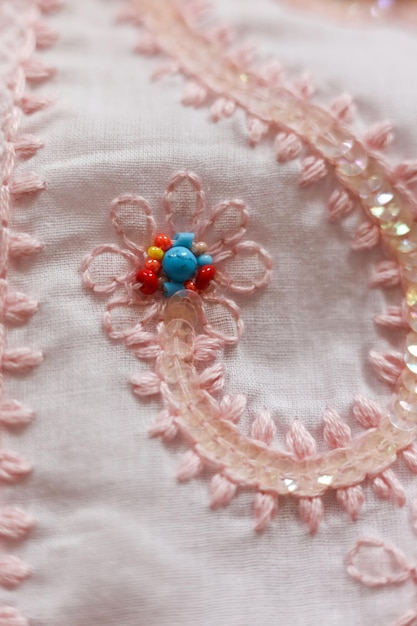 haftowany motyw na tkaninie